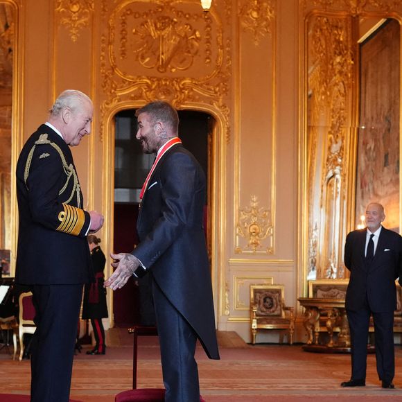 Sir David Beckham est fait Chevalier Bachelor par le roi Charles III lors d'une cérémonie d'investiture au château de Windsor, dans le Berkshire. Cette distinction récompense les services rendus au sport et à la charité. Date de la photo : mardi 4 novembre 2025. Photo par Jonathan Brady/PA Wire/ABACAPRESS.COM