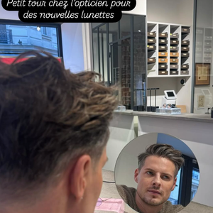 "Petit tour chez l'opticien pour des nouvelles lunettes", a-t-il écrit depuis le spécialiste, dévoilant une photo de lui face à un miroir.

Matthieu Delormeau réapparaît après avoir été placé en garde à vue. Instagram