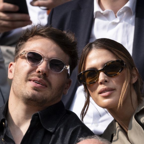 Antoine Dupont et sa compagne Iris Mittenaere toujours amoureux !

Antoine Dupont et sa compagne Iris Mittenaere en tribunes lors de la finale messieurs des Internationaux de France de Tennis de Roland Garros 2025 (jour 15), à Paris © Cyril Moreau/Bestimage