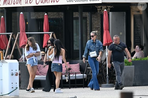 Exclusif - Laeticia Hallyday, Carl (chauffeur et garde du corps), Jade, Joy et Alcea (fille de André Boudou, demi soeur de Laeticia) -  Laeticia Hallyday sort d'un déjeuner en famille à Marseillan le 2 juillet 2024