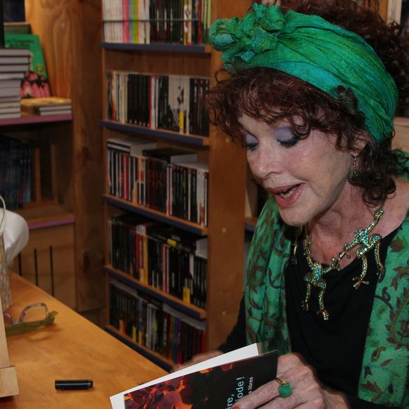 Anny Duperey - A.Duperey dédicace son livre "Respire, c'est de l'iode !" à la librairie La 25e Heure à Paris le 9 avril 2025. © Philippe Baldini / Bestimage