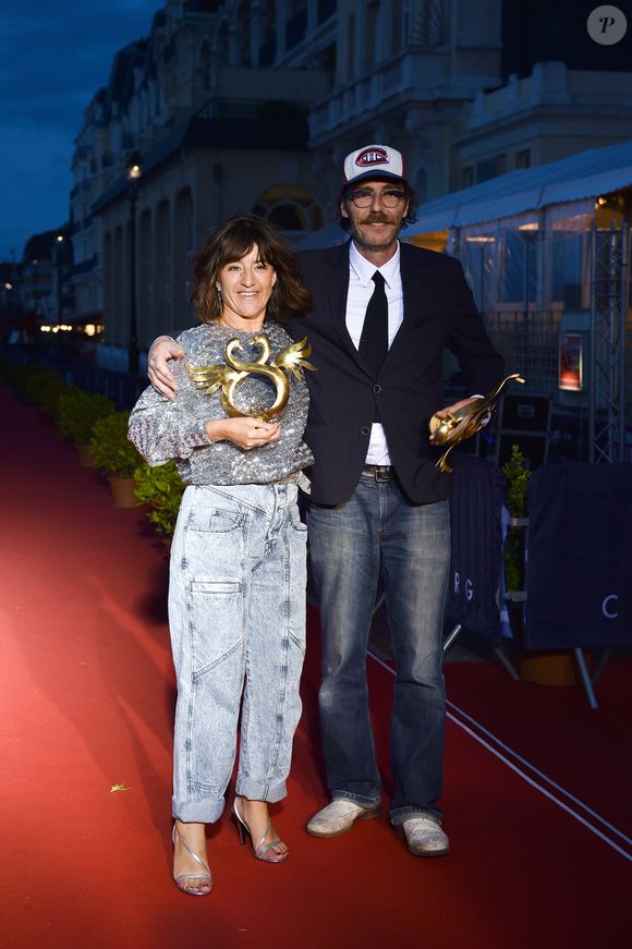 Romane Bohringer et Philippe Rebbot (prix du Meilleur premier film pour "L'amour flou") - Les people posent avec leur prix lors du Festival du Film Romantique de Cabourg, le 15 juin 2019. © Giancarlo Gorassini/Bestimage
