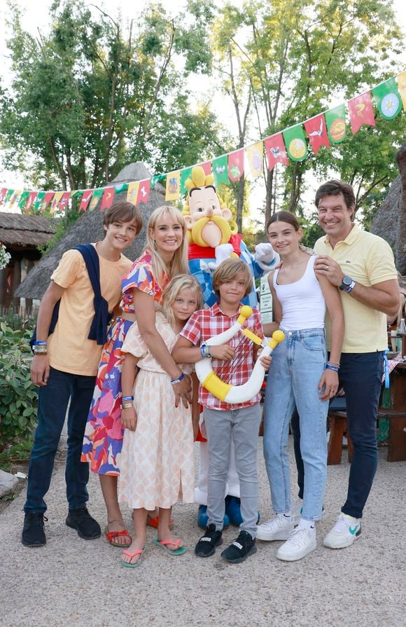 Exclusif - Élodie Gossuin (Miss France 2001) en famille : Jules, Elodie, Joséphine, Léonard, Rose et Bertrand Lacherie lors de l'opération "L'été gaulois fait son grand retour au Parc Astérix" à Plailly le 8 juillet 2022.

© Christophe Aubert via Bestimage