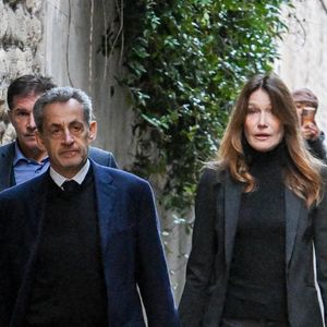 Nicolas Sarkozy, accompagné de sa femme Carla Bruni, sort de son domicile pour être incarcéré à la prison de La Santé à Paris, France, le 21 octobre 2025.

© Bestimage