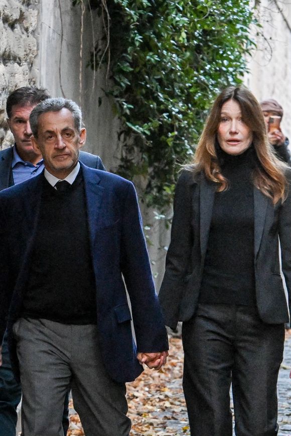 Nicolas Sarkozy, accompagné de sa femme Carla Bruni, sort de son domicile pour être incarcéré à la prison de La Santé à Paris, France, le 21 octobre 2025.

© Bestimage