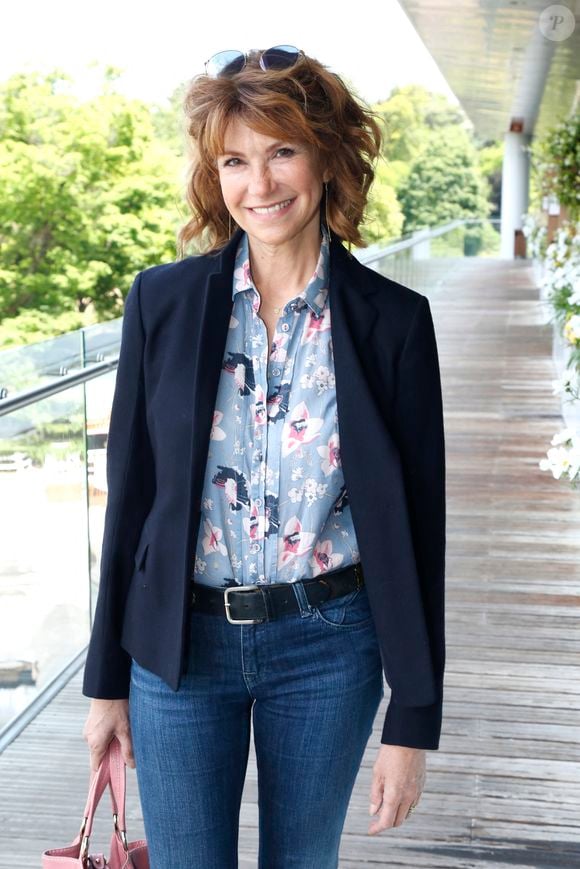 À 19 ans, l'actrice décide de tout plaquer pour devenir brocanteuse.

Exclusif - Florence Pernel - Déjeuner dans la loge de France TV lors de la Finale Femmes des Internationaux de France de Tennis de Roland Garros 2024 - Jour 14 à Paris le 08 Juin 2024. 

© Bertrand Rindoff / Bestimage