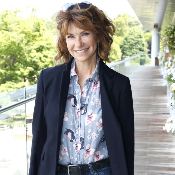 À 19 ans, l'actrice décide de tout plaquer pour devenir brocanteuse.

Exclusif - Florence Pernel - Déjeuner dans la loge de France TV lors de la Finale Femmes des Internationaux de France de Tennis de Roland Garros 2024 - Jour 14 à Paris le 08 Juin 2024. 

© Bertrand Rindoff / Bestimage