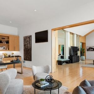 Exclusif - La nouvelle villa de Kanye West à Beverly Hills. Kanye a finalisé l'achat hors marché pour 35 millions de dollars. La propriété de style méditerranéen comprend environ 1900 m2 d'espace habitable, des jardins privés et des vues panoramiques sur la ville. Los Angeles, le 15 décembre 2024.