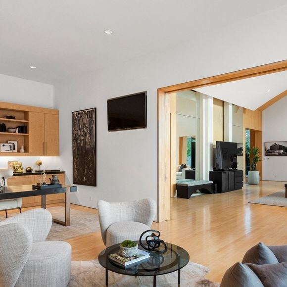 Exclusif - La nouvelle villa de Kanye West à Beverly Hills. Kanye a finalisé l'achat hors marché pour 35 millions de dollars. La propriété de style méditerranéen comprend environ 1900 m2 d'espace habitable, des jardins privés et des vues panoramiques sur la ville. Los Angeles, le 15 décembre 2024.