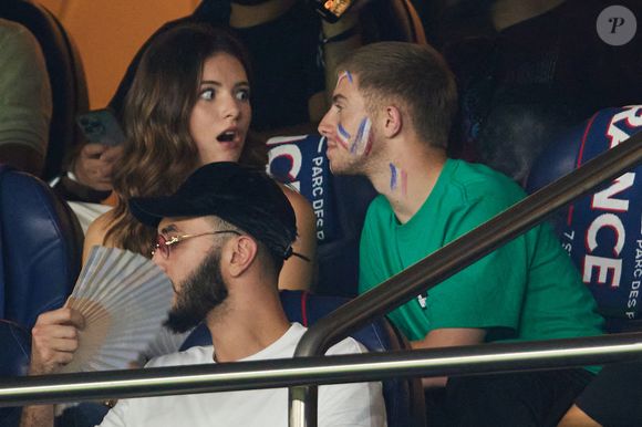 Elsa Bois et son compagnon Michou dans les tribunes lors du match amical - France - Irlande (2-0) lors des matchs qualificatifs à l'Euro 2024 au Parc des Prince à Paris le 7 septembre 2023. © Cyril Moreau/Bestimage