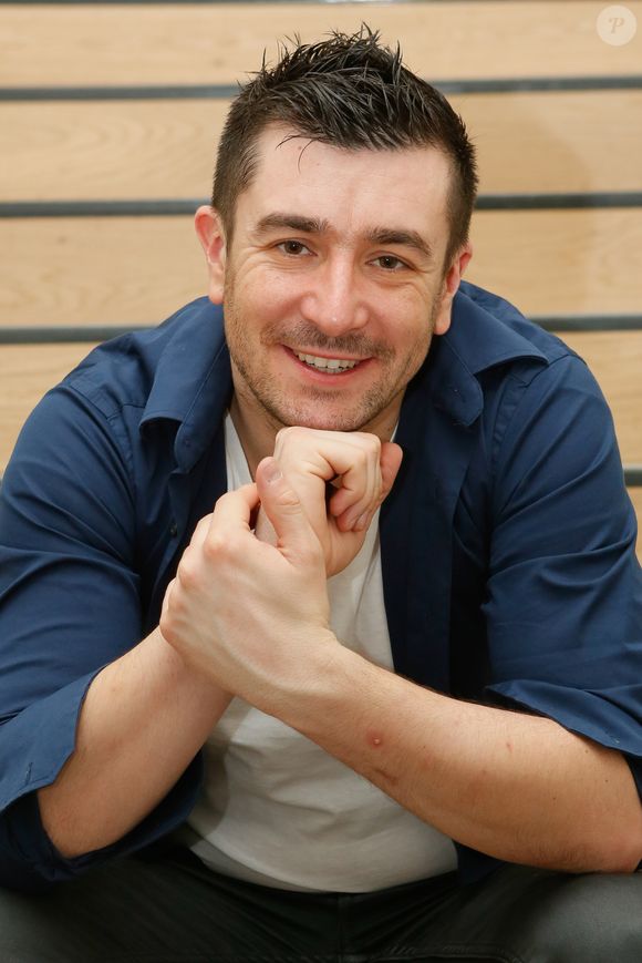 Une enquête pour violences volontaires dans un transport public est en cours pour identifier l’auteur des faits.

Exclusif - Anthony Joubert - Cocktail suite à la générale de la pièce "Revenir un jour (remix)" aux feux de la rampe à Paris le 26 mars 2015. Christophe Clovis / Bestimage