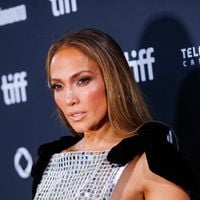 Ralentir la pousse des cheveux blancs, c'est possible : cette spécialiste nous explique comment !