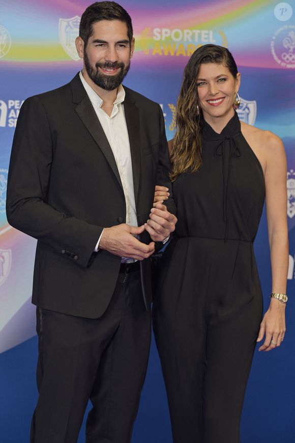 Géraldine y porte une magnifique tailleur blanc orné d'une élégante traine, 

Nikola Karabatic et sa femme Géraldine Pillet - Photocall de la soirée des Sportel Awards 2024 au Grimaldi Forum à Monaco le 28 octobre 2024. © Fred Dides/Panoramic/bestimage