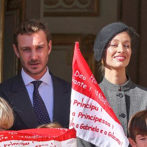Pierre Casiraghi et Beatrice Borromeo - La famille princière de Monaco au balcon du palais, à l'occasion de la Fête Nationale de Monaco, le 19 novembre 2024. © Jacovides-Bebert/Bestimage