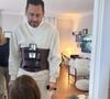 Le diagnostic était alors tombé : il souffre d'une bactériémie provoquée par le streptocoque mitis, une bactérie qui s’est accrochée à sa colonne vertébrale.

Delphine et Olivier Colas avec leurs enfants. Capture Instagram Familles Colas