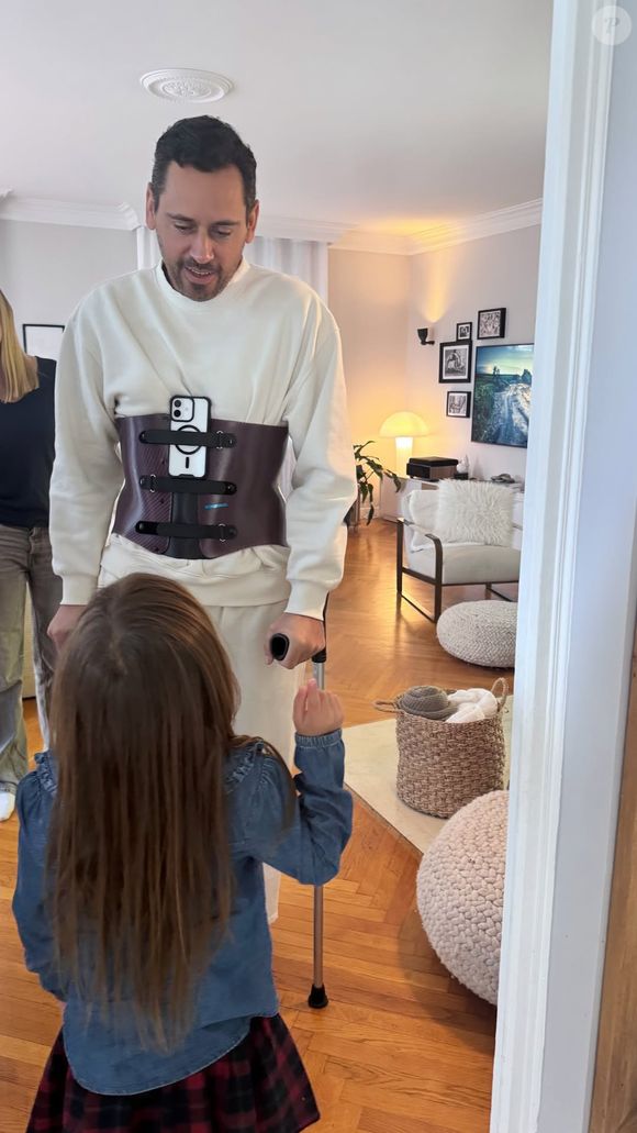 Le diagnostic était alors tombé : il souffre d'une bactériémie provoquée par le streptocoque mitis, une bactérie qui s’est accrochée à sa colonne vertébrale.

Delphine et Olivier Colas avec leurs enfants. Capture Instagram Familles Colas