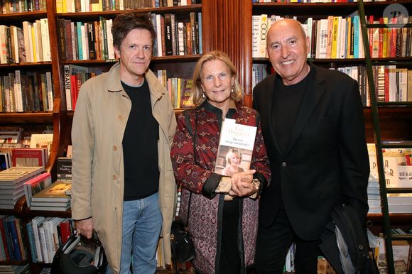 Paul Barrois, Suzanna Flammarion et le sculpteur Rachid Khimoune, à la dédicace d'Eve Ruggieri pour son livre "Au cas où je mourrais" à la Librairie Galignani à Paris, France. Le 12 Octobre 2023. © Bertrand Rindoff / Bestimage