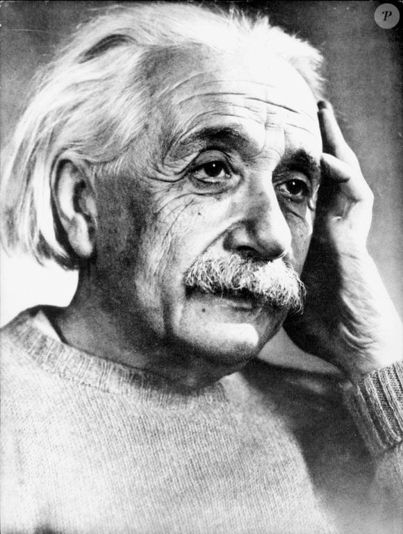 01 janvier 1950 ; Princeton, New Jersey, États-Unis ; Le physicien théoricien juif d'origine allemande Albert Einstein, largement considéré comme le scientifique le plus important du XXe siècle et l'un des plus grands physiciens de tous les temps, a réalisé une grande partie de ses travaux remarquables pendant son séjour à l'Office des brevets et pendant son temps libre. (Crédit photo : © KEYSTONE Pictures USA)