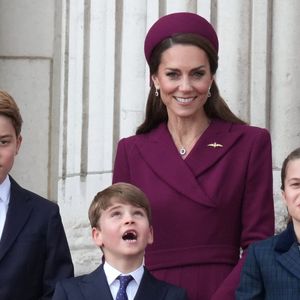 Catherine (Kate) Middleton, princesse de Galles, Le prince George de Galles, La princesse Charlotte de Galles, Le prince Louis de Galles  lors des commémorations saluant l'action des vétérans britanniques lors de la Seconde guerre mondiale au palais de Buckingham le 5 mai 2025© Julien Burton / Bestimage