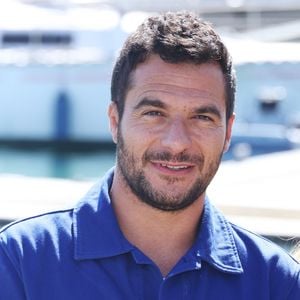 Amir a annoncé lui-même la mauvaise nouvelle à ses fans.

Amir Haddad - Photocall de la série "La Belle et le Boulanger" lors du 27ème Festival de la Fiction de la Rochelle (16 - 21 septembre 2025), le 17 septembre 2025.
© Denis Guignebourg / Bestimage