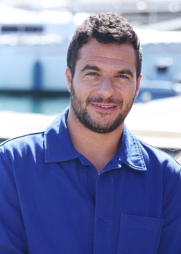 Amir a annoncé lui-même la mauvaise nouvelle à ses fans.

Amir Haddad - Photocall de la série "La Belle et le Boulanger" lors du 27ème Festival de la Fiction de la Rochelle (16 - 21 septembre 2025), le 17 septembre 2025.
© Denis Guignebourg / Bestimage