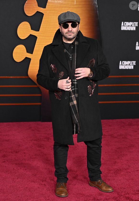 Alors qu'il rentrait seul chez lui tard le soir en voiture, un autre véhicule roulant dans la mauvaise direction l'a percuté. 

Los Angeles Premiere of Searchlight Pictures "A Complete Unknown”.
Dolby Theatre, Hollywood, California.

Pictured:  Brad Everett Young.