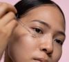 L'exfoliation et l'application de sérums matin et soir s'imposent donc comme des gestes clés pour éliminer les résidus urbains.