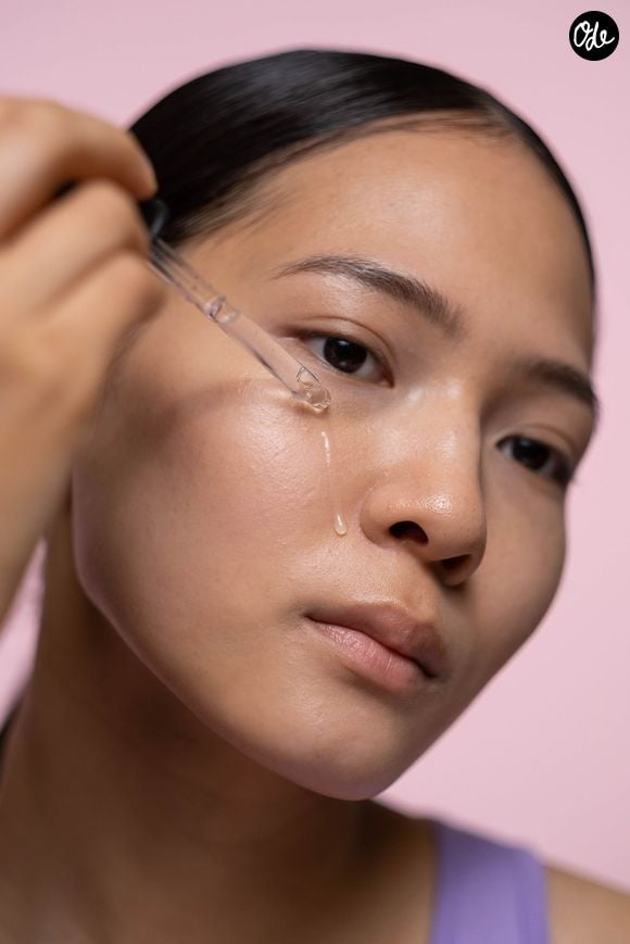 L'exfoliation et l'application de sérums matin et soir s'imposent donc comme des gestes clés pour éliminer les résidus urbains.