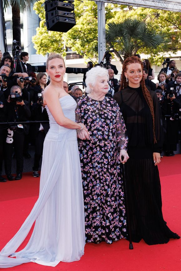 Epoustouflante dans une robe bustier pastel, et les cheveux attachées, elle a été vue, aux côtés de June Squibb et Erin Kellyman, en train de saluer Thierry Frémeaux, le directeur du général, en bas des marches

Scarlett Johansson, June Squibb, Erin Kellyman - Montée des marches du film « Vie privée » lors du 78ème Festival International du Film de Cannes, au Palais des Festivals à Cannes. Le 20 mai 2025
© Jacovides-Moreau / Bestimage