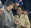 Tout comme Jamel Debbouze, venu avec Léon

Jamel Debbouze et son fils Léon, Cindy Bruna et son futur mari Serge Ibaka - Célébrités dans les tribunes du match de Ligue des Champions entre le PSG contre le Bayern de Munich (1-2) au Parc des Princes à Paris le 4 novembre 2025. © Cyril Moreau/Bestimage