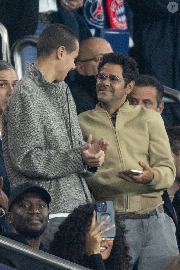 Tout comme Jamel Debbouze, venu avec Léon

Jamel Debbouze et son fils Léon, Cindy Bruna et son futur mari Serge Ibaka - Célébrités dans les tribunes du match de Ligue des Champions entre le PSG contre le Bayern de Munich (1-2) au Parc des Princes à Paris le 4 novembre 2025. © Cyril Moreau/Bestimage