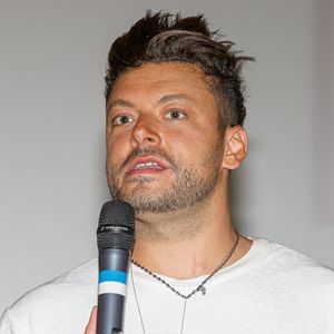 Et cela a marché puisque l'humoriste a suscité les rires dans la salle. Même les juges, connus pour être intrisigeants, se sont laissés aller es juges.

Exclusif - Kev Adams lors de la première du film "Le Jour J" au Kinepolis à Lomme le, 13 septembre 2025.

© Stéphane Vansteenkiste / Bestimage
