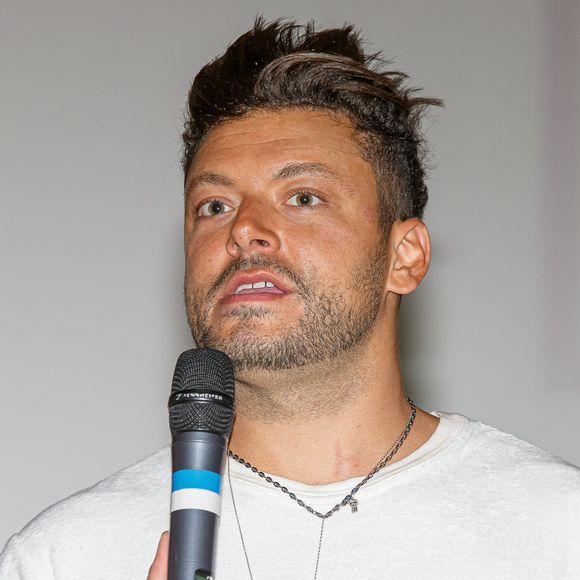 Et cela a marché puisque l'humoriste a suscité les rires dans la salle. Même les juges, connus pour être intrisigeants, se sont laissés aller es juges.

Exclusif - Kev Adams lors de la première du film "Le Jour J" au Kinepolis à Lomme le, 13 septembre 2025.

© Stéphane Vansteenkiste / Bestimage