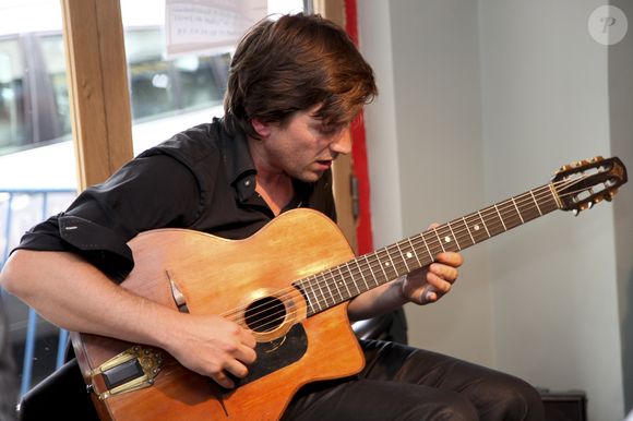 Et enfin, sur le dernier cliché, le voici en compagnie de son manager, à droite, et "au centre mon ami que j’aime tant, Monsieur Taoby Kerefoff, le chanteur mythique et pas mité de la citadelle de Calvi".

Thomas Dutronc lors de l’inauguration de l’espace Django Reinhardt au restaurant La Chope des Puces à Saint-Ouen, France, le 11 mai 2009. © Frédéric Piau / Bestimage