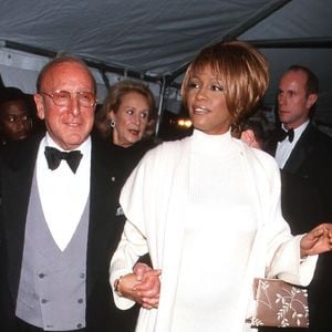 Figure mondaine incontournable célèbre pour ses soirées organisées en marge des Grammy Awards, il laisse un héritage immense 

Clive Davis et Whitney Houston à la soirée amfAR organisée à New York le 1er décembre 1998. Bestimage