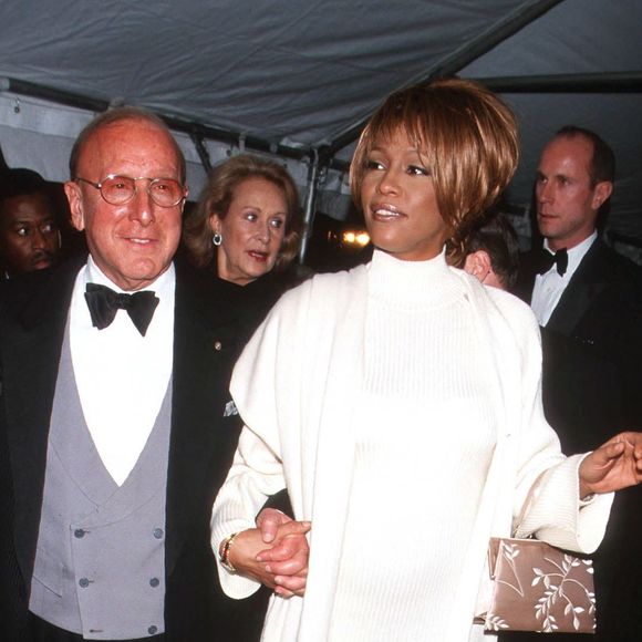 Figure mondaine incontournable célèbre pour ses soirées organisées en marge des Grammy Awards, il laisse un héritage immense 

Clive Davis et Whitney Houston à la soirée amfAR organisée à New York le 1er décembre 1998. Bestimage