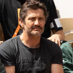 Manifestement, l'adorable tandem a pleinement profité d'une agréable balade au bord de l’eau. L'occasion pour eux d'admirer en prime un somptueux coucher de soleil !

Bixente Lizarazu dans les tribunes lors des Internationaux de France de Tennis de Roland Garros 2025. Paris, © Jacovides / Moreau / Bestimage