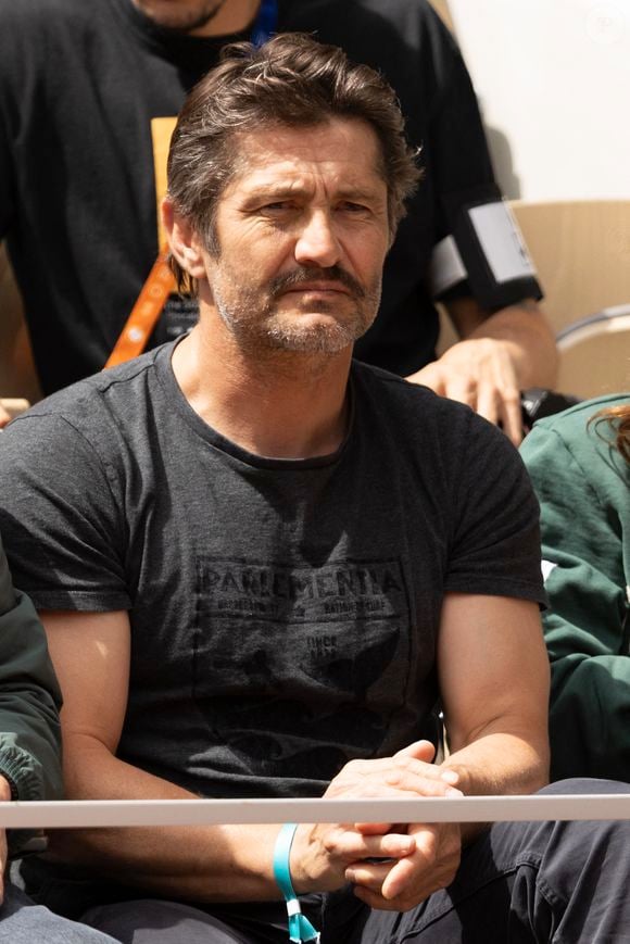 Manifestement, l'adorable tandem a pleinement profité d'une agréable balade au bord de l’eau. L'occasion pour eux d'admirer en prime un somptueux coucher de soleil !

Bixente Lizarazu dans les tribunes lors des Internationaux de France de Tennis de Roland Garros 2025. Paris, © Jacovides / Moreau / Bestimage