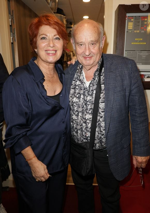 Véronique Genest et Michel Jonasz - Anniversaire surprise de Popeck à l'occasion de ses 90 ans sur la scène du théâtre de Passy à Paris le 18 mai 2025. © Coadic Guirec/Bestimage