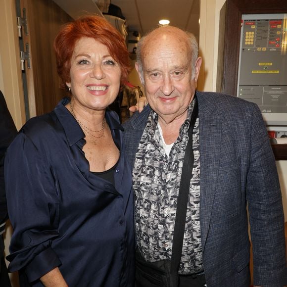 Véronique Genest et Michel Jonasz - Anniversaire surprise de Popeck à l'occasion de ses 90 ans sur la scène du théâtre de Passy à Paris le 18 mai 2025. © Coadic Guirec/Bestimage