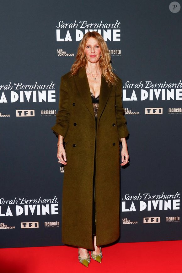 L’actrice a été très présente à l’hôpital, l’aidant physiquement et moralement au quotidien.

Sandrine Kiberlain au photocall de la première du film "Sarah Bernhardt, la divine" au cinéma Pathé Palace à Paris le 10 décembre 2024.

© Christophe Clovis / Bestimage