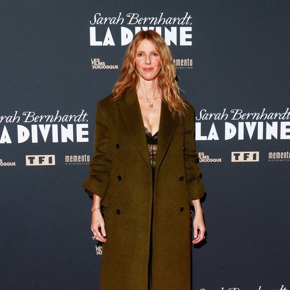 L’actrice a été très présente à l’hôpital, l’aidant physiquement et moralement au quotidien.

Sandrine Kiberlain au photocall de la première du film "Sarah Bernhardt, la divine" au cinéma Pathé Palace à Paris le 10 décembre 2024.

© Christophe Clovis / Bestimage