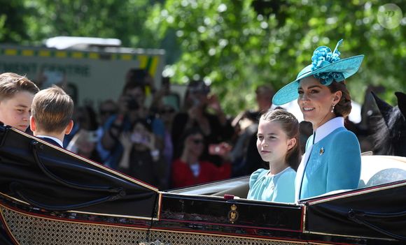 Le prince George de Galles, Le prince Louis de Galles (de dos), La princesse Charlotte de Galles, Catherine (Kate) Middleton, princesse de Galles, - Les membres de la famille royale britannique arrivent à Buckingham Palace pour la cérémonie Trooping the Colour à Londres, le 14 juin 2025. Affecté par le crash du Boeing 787 Dreamliner à Ahmedabad du 12 juin, le souverain et les officiels porteront un brassard noir en hommage aux plus de 270 victimes. Bon nombre d'elles étaient des ressortissants britanniques.
© Goff Inf / Bestimage