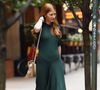 Passer de l’hiver à l’été implique de repenser complètement son dressing, surtout en milieu professionnel.

New York City, NY - Jennifer Gates, la fille du magnat de la technologie Bill Gates, a été vue dans le quartier de Tribeca à New York. Elle était élégante et sans effort dans une robe verte et portait un sac à bandoulière Frayme rose blush de Stella McCartney, ajoutant une touche de luxe à son ensemble.

Backgrid USA / Bestimage