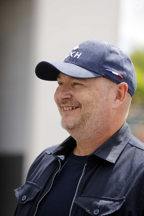 Cauet regarde de l’avant et préfère se concentrer sur l’avenir et sa reprise d’ores et déjà prévue pour le 18 août prochain

Exclusif - Sébastien Cauet - L'animateur radio de NRJ, Sébastien Cauet retourne à Marle (Aisne), sa ville natale, et inaugure la piscine municipale qui porte son nom le 11 juin 2022. 
Cette journée “Cauet made in Marle” était l’occasion pour le comité des fêtes et l’animateur d’inaugurer le 1er salon international des jeux de café. © Claude Dubourg/Bestimage