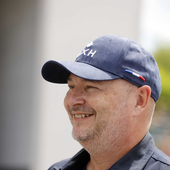 Cauet regarde de l’avant et préfère se concentrer sur l’avenir et sa reprise d’ores et déjà prévue pour le 18 août prochain

Exclusif - Sébastien Cauet - L'animateur radio de NRJ, Sébastien Cauet retourne à Marle (Aisne), sa ville natale, et inaugure la piscine municipale qui porte son nom le 11 juin 2022. 
Cette journée “Cauet made in Marle” était l’occasion pour le comité des fêtes et l’animateur d’inaugurer le 1er salon international des jeux de café. © Claude Dubourg/Bestimage