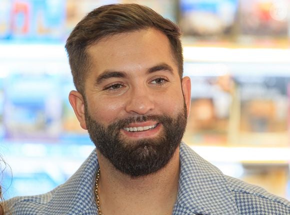 Comme il l’a confié, il est désormais "sédentaire l’hiver". 

 Le chanteur Kendji Girac en séance de dédicaces pour son autobiographie Mi vida à la Librairie du Furet du Nord à Lille, France, le 1er octobre 2025. Photo par Stephane Vansteenkiste/Bestimage
