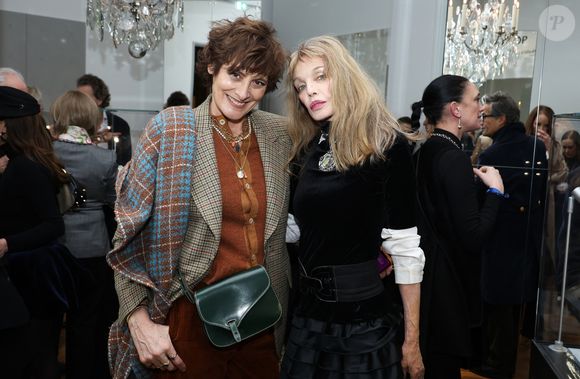 Exclusif - Inès de la Fressange et Arielle Dombasle - Vernissage de l'exposition "Liaisons dangereuses & Métamorphoses" du créateur Elie Top à l'occasion de ses 10 ans de création chez Christie's à Paris le 27 janvier 2025. © Denis Guignebourg/BestImage