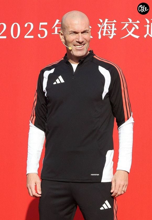 Zinedine Zidane et le footballeur Kuai Jiwen visitent l'université Jiao Tong de Shanghai lors de leur tournée en Chine - 30/11/2025 © Imago/PsnewZ/Bestimage