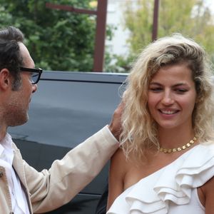 Nicolas Bedos et sa compagne Pauline Desmonts à la première du film "Boite Noire" dans le cadre du Festival CINEROMAN au cinéma Pathé Gare du Sud à Nice, France, le 19 juin 2021. © Denis Guignebourg/Bestimage